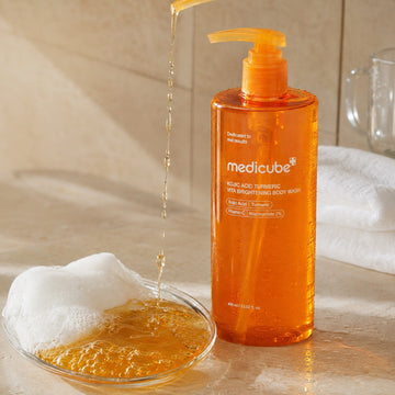 medicube Gel de ducha corporal iluminador con cúrcuma, ácido kójico y vitaminas 400ml